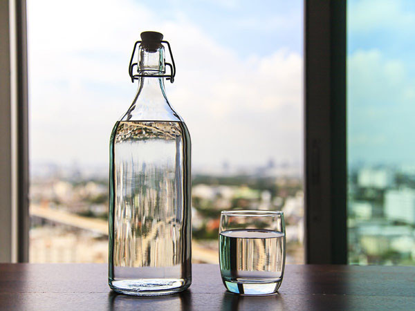 Nước: Chúng ra đều biết nước đóng vai trò cực quan trọng với cơ thể và mỗi người đều được khuyến khích nên uống đủ 2l/ngày. Tuy nhiên, nếu bạn uống quá nhiều nước lọc sẽ làm mất cân bằng điện giải trong cơ thể khiến mức natri giảm gây nguy hiểm.