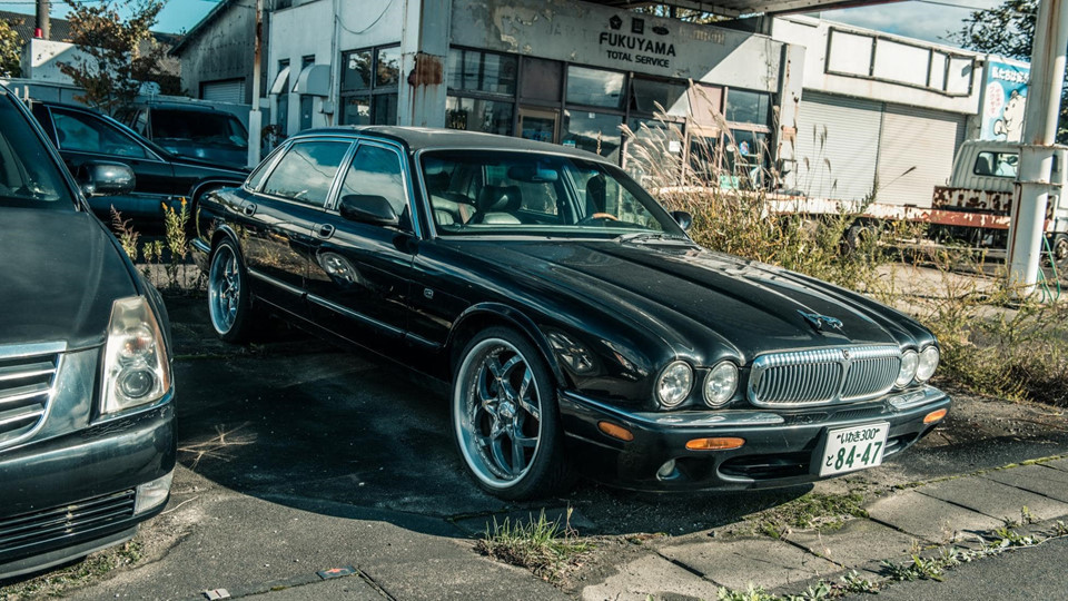 Quay trở lại Tomioka, Jack Rix gặp rất nhiều ôtô bị bỏ lại. Đầu tiên là một đại lý xe cũ với sân trước là những chiếc xe đỗ rất gọn gàng nhưng đã bỏ hoang từ lâu. Đáng chú ý là một chiếc Jaguar XJ đời cũ vẫn còn rất mới.