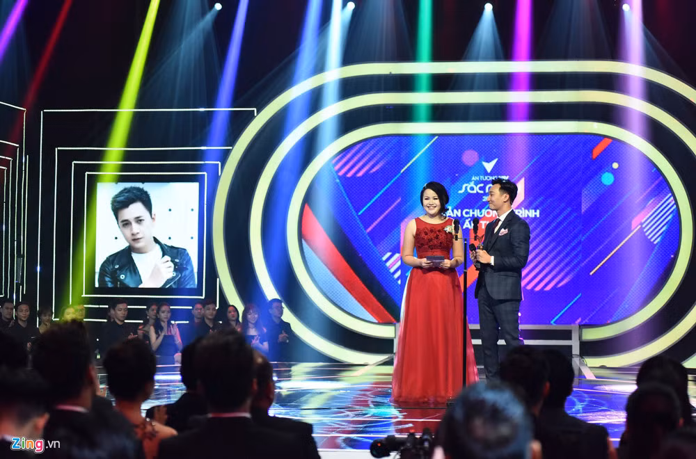 VTV Awards 2018 co thoa dang khi cac BTV Thoi su lai trang giai?-Hinh-2
