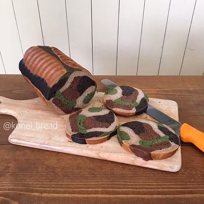 Các màu sắc để tạo họa tiết cho chiếc bánh đều được làm từ nguyên liệu thiên nhiên.