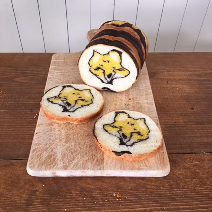 Với bàn tay khéo léo và tài năng của mình, bà mẹ này đã tạo nên rất nhiều chiếc bánh độc đáo cho con trai.