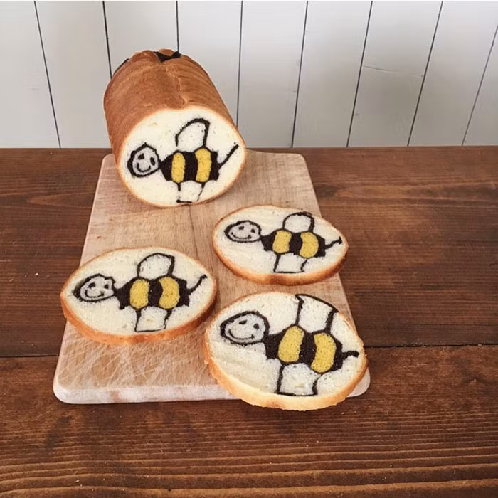 Điều tuyệt vời nhất là những chiếc bánh mì này được thực hiện với nguyên liệu tạo hương vị và màu sắc hoàn toàn tự nhiên từ thực phẩm như rau bina, ca cao và củ cải đường.