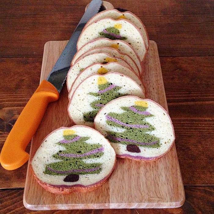 Chắc chắn đứa trẻ nào cũng thích chiếc bánh in hình cây thông Noel đẹp mắt này.