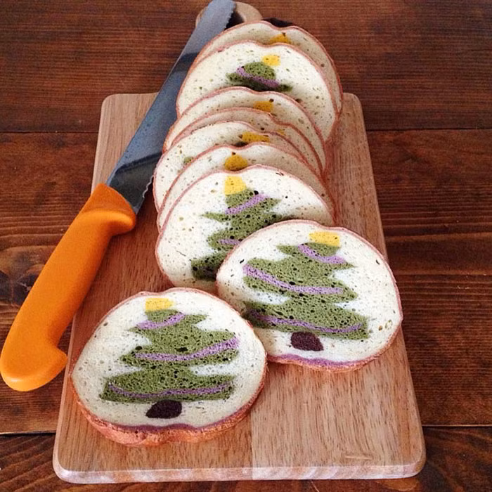 Chắc chắn đứa trẻ nào cũng thích chiếc bánh in hình cây thông Noel đẹp mắt này.