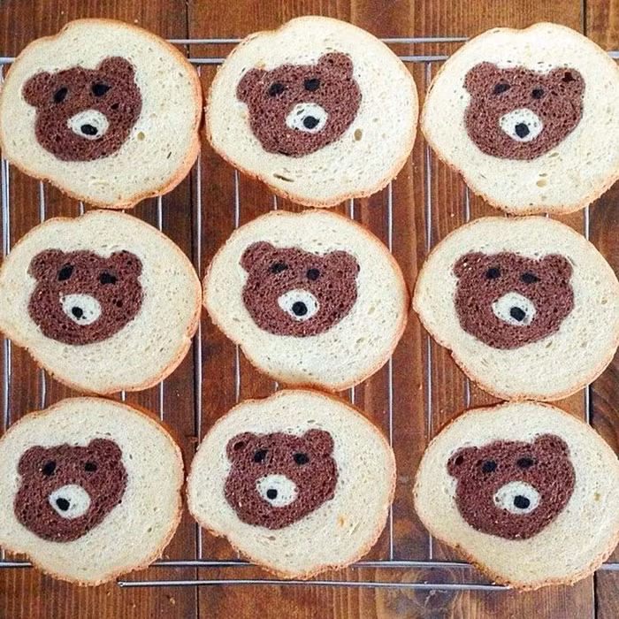 Người thợ làm bánh đã sáng tạo nên những chiếc bánh mì lõi hoa văn độc lạ lấy cảm hứng từ bức vẽ của con trai cô và thiên nhiên.