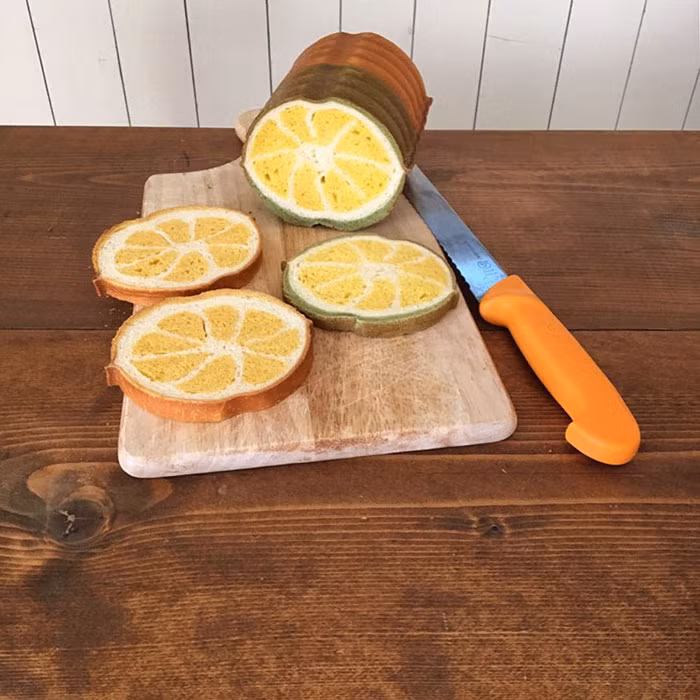 Bánh hình múi cam vàng.