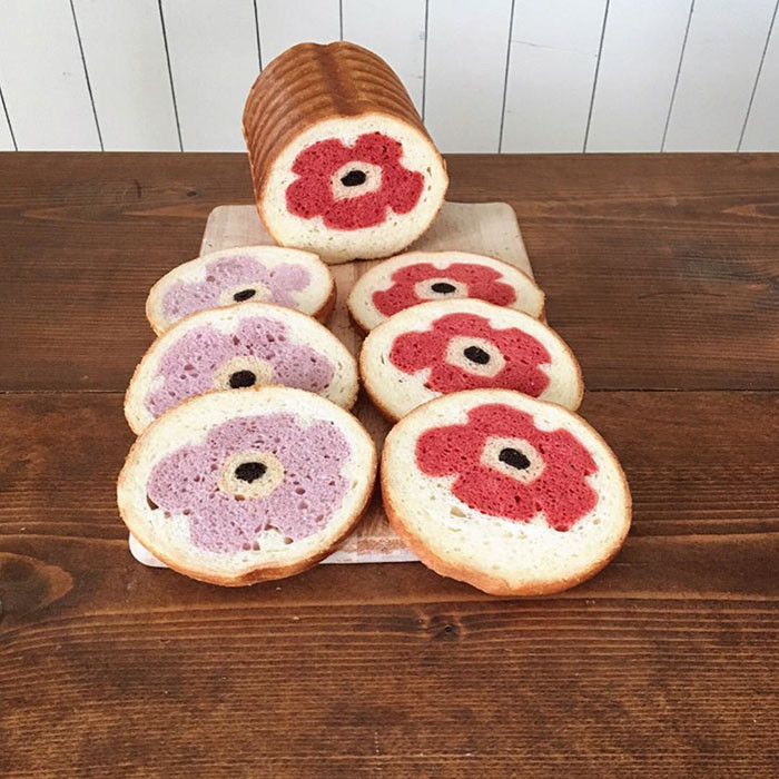 Những bông hoa nở rực rỡ bên trong chiếc bánh.