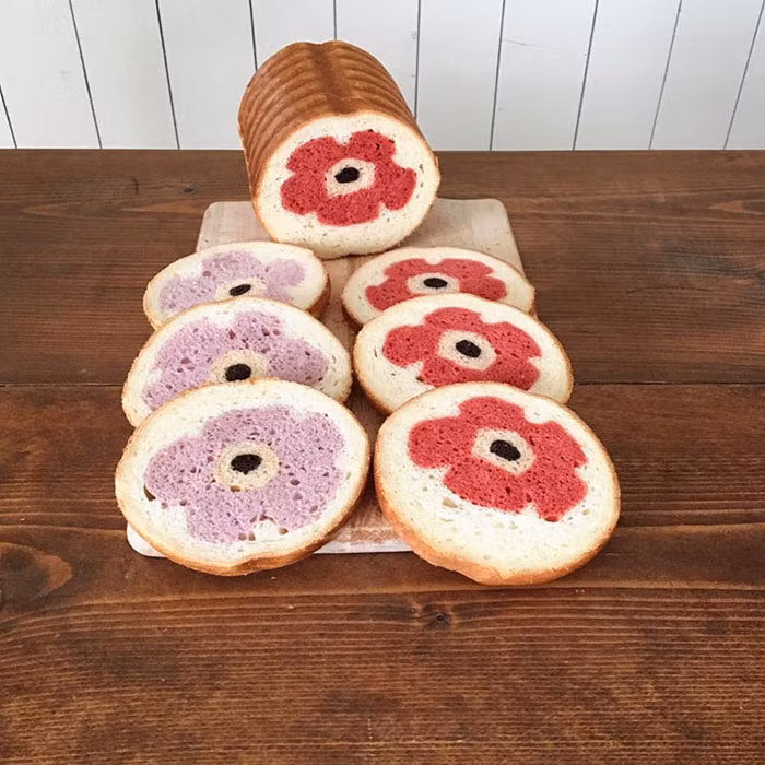 Những bông hoa nở rực rỡ bên trong chiếc bánh.