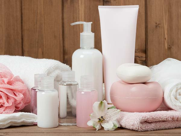 Các loại xà phòng và nước rửa có mùi thơm mạnh có thể gây hại cho da khô hơn. Do vậy, bạn nên sử dụng các loại kem dưỡng ẩm có hương thơm nhẹ nhàng hoặc không mùi.