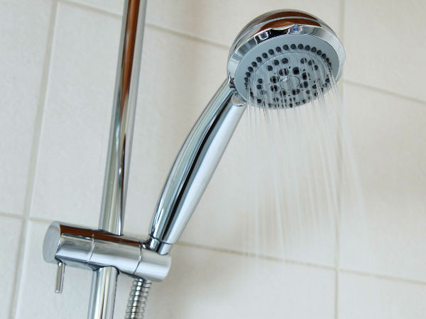 Với những người có làn da khô, tốt nhất nên tắm nước lạnh hoặc nước ấm. Đừng tắm nước nóng bởi nó có thể khiến da của bạn càng thêm bong tróc.