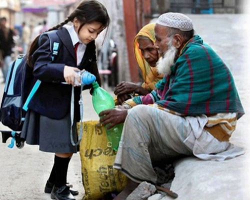 Cô bé đáng yêu không ngần ngại chia sẻ bình nước của mình với những người nghèo. Ảnh: BS.