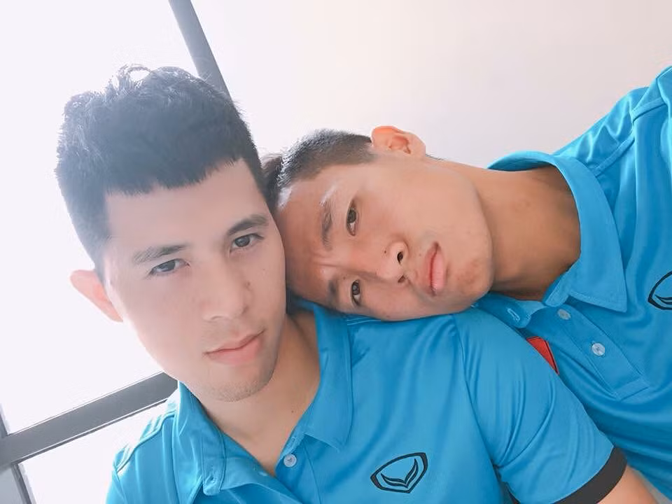 Khi Đình Trọng gặp chấn thương không thể ra sân tại trận tứ kết, Bùi Tiến Dũng đã không ngần ngại động viên đàn em: "Mau khỏi để người ta còn mượn bờ vai đấy nhé".