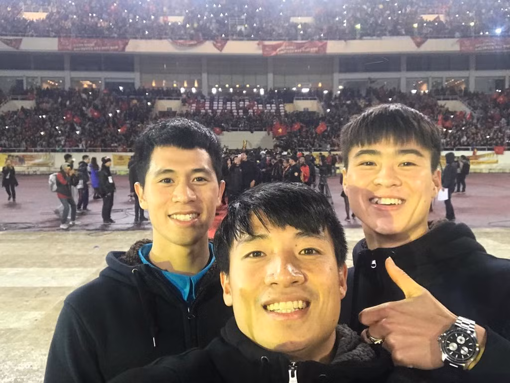 Trong mọi khoảnh khắc đáng nhớ, ba cầu thủ đều không quên "selfie lẻ" với nhau. Bức hình chụp tại buổi tri ân U23 Việt Nam hồi đầu năm tại sân vận động Mỹ Đình (Hà Nội) từng nhanh chóng được chia sẻ rộng rãi trên mạng xã hội.