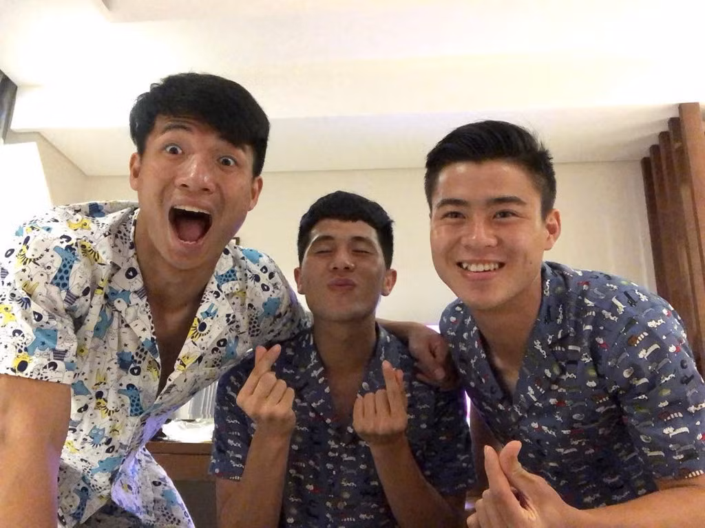 Trên sân cỏ, lúc tham gia sự kiện thân nhau là thế, nhưng tới khi đi ngủ, các chàng trai vẫn "không rời", diện đồ ngủ đồng phục. Nhờ sự thân thiết ở đời thường nên khi thi đấu, họ rất ăn ý, hiểu nhau.