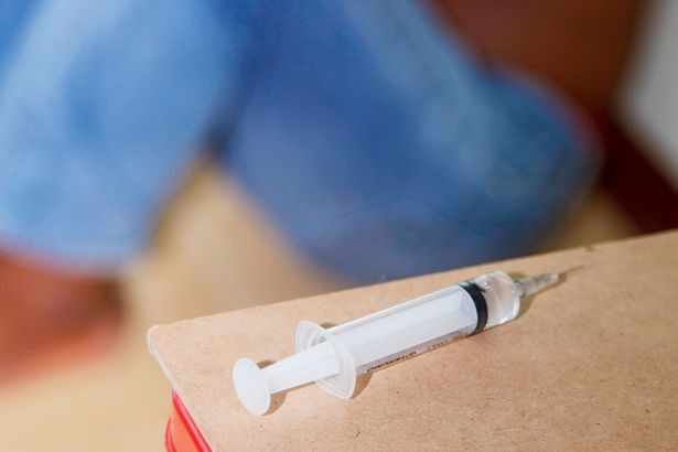 Cần chủ động phòng chống viêm gan: Tiêm vaccin là một trong những cách tích cực nhất để phòng bệnh gan. Một điều quan trọng khác là cần chú ý tránh các nguồn lây nhiễm ví dụ như cần tránh hoặc hết sức cẩn thận khi truyền máu, tiêm, châm cứu...