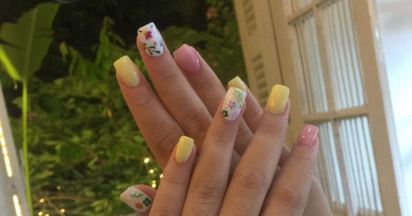 Nail hoa lá dịu dàng cho các cô nàng có đôi tay trắng trẻo.