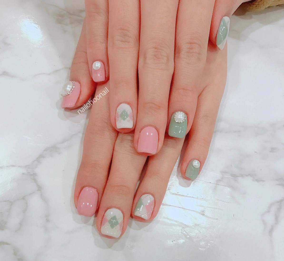 Nail cực xinh phối màu xanh, trắng và hồng pastel. Ảnh: Internet.