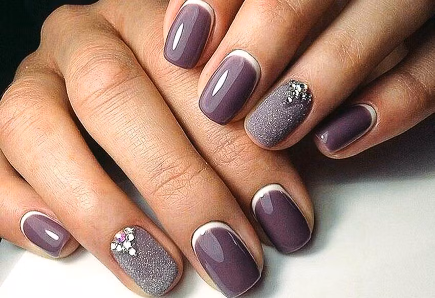 Nail tông màu tím trầm phù hợp với những nàng thích sự nhẹ nhàng, sâu lắng.