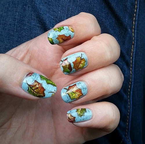 Đôi tay trở nên nổi bật hơn với chiếc lá trên nền xanh nước biển.