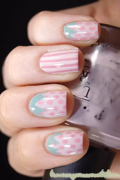 Nail dâu màu hồng xinh xắn.