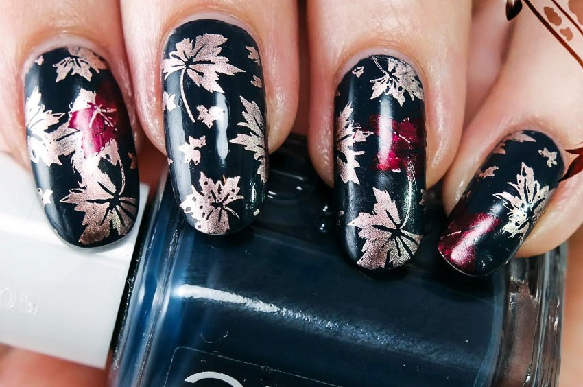 Nếu cá tính hơn, bạn có thể chọn nền đen và lá phong màu ánh kim.