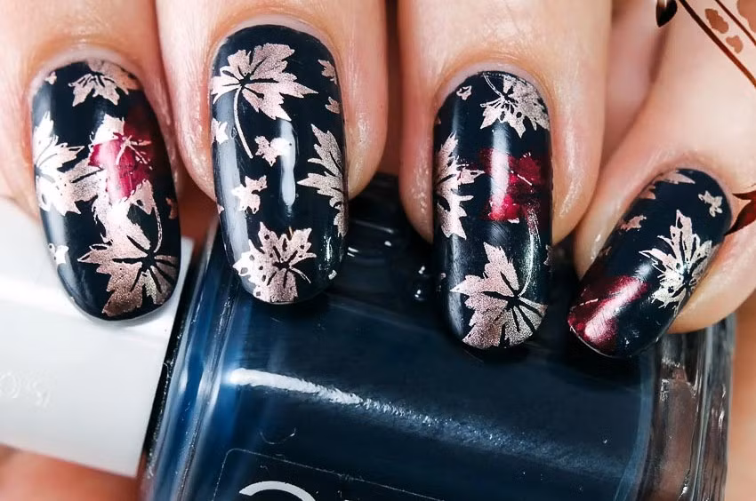 Nếu cá tính hơn, bạn có thể chọn nền đen và lá phong màu ánh kim.