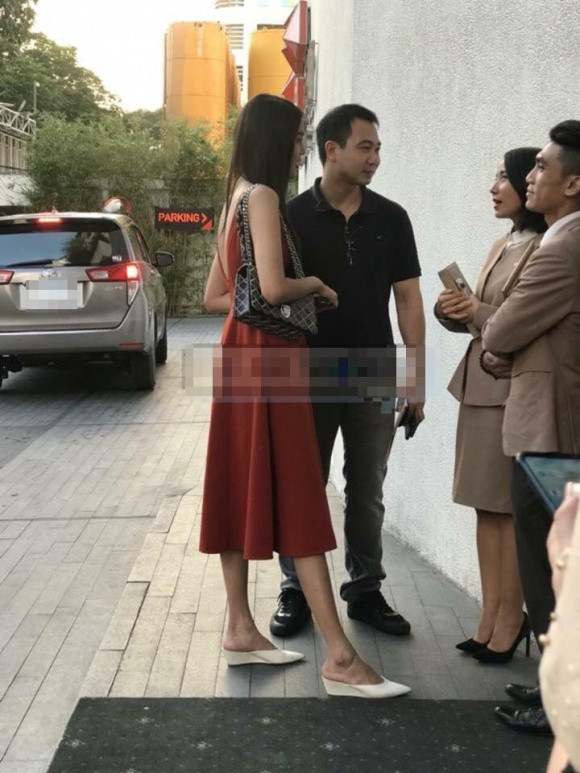 Sau đó, cả hai bị bắt gặp có mặt tại một trung tâm tổ chức tiệc cưới.