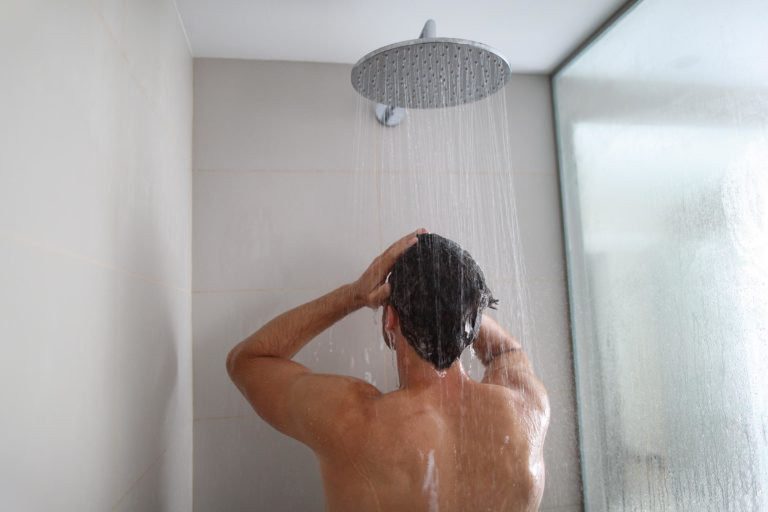 Tắm mát: Khi nóng quá, hãy tắm mát thường xuyên để giữ nhiệt độ cơ thể mát mẻ hơn. Ảnh: RD.