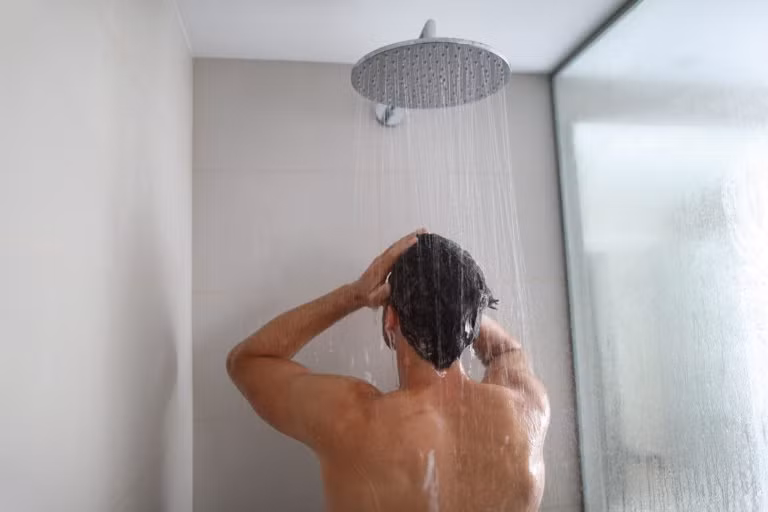 Tắm mát: Khi nóng quá, hãy tắm mát thường xuyên để giữ nhiệt độ cơ thể mát mẻ hơn. Ảnh: RD.