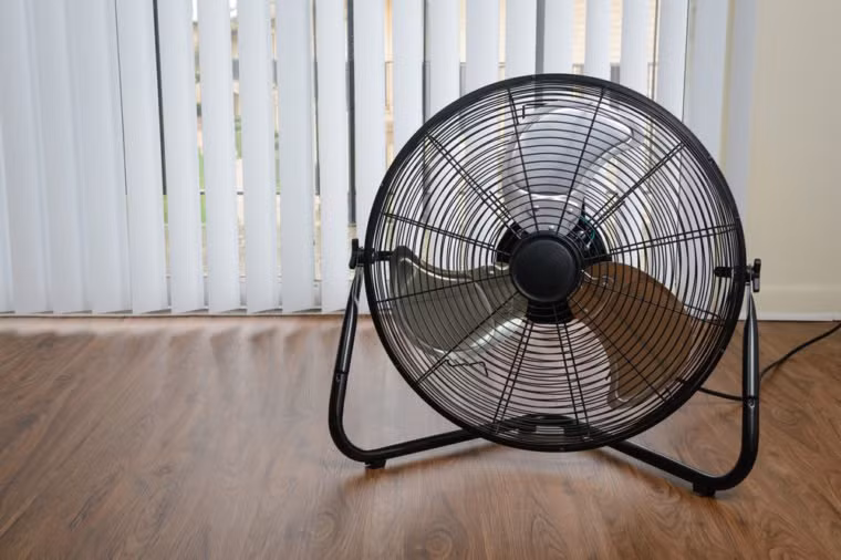 Tự chế điều hòa không khí: Đông đá một vài chai nước và đặt chúng ở phía trước quạt bàn. Điều này giúp bạn tận hưởng một làn gió mát hơn.