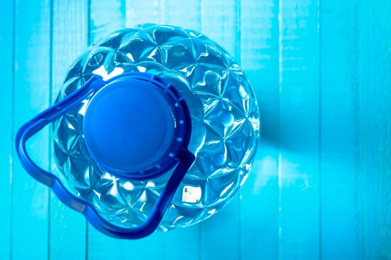 Chườm nước đá: Đây là giải pháp giảm nhiệt độ cơ thể nhanh chóng. Bạn có thể áp dụng một chai nước đá lạnh trên các điểm như mắt cá chân, cổ tay hoặc phía sau đầu gối.