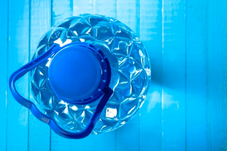 Chườm nước đá: Đây là giải pháp giảm nhiệt độ cơ thể nhanh chóng. Bạn có thể áp dụng một chai nước đá lạnh trên các điểm như mắt cá chân, cổ tay hoặc phía sau đầu gối.