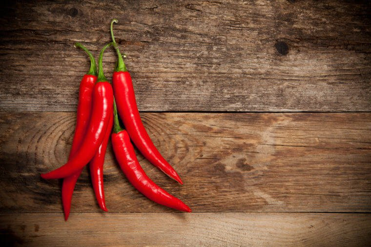 Đồ ăn cay: Giáo sư khoa học thực phẩm tại Đại học bang Penn Luke LaBorde cho hay, ăn thức cay làm tăng lưu thông máu và khiến bạn đổ mồ hôi, vì vậy, bạn sẽ cảm thấy mát mẻ hơn khi mồ hôi khô.