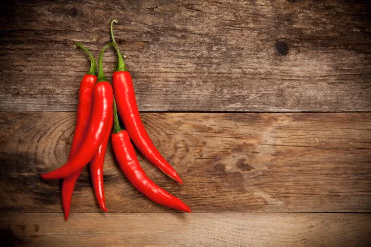 Đồ ăn cay: Giáo sư khoa học thực phẩm tại Đại học bang Penn Luke LaBorde cho hay, ăn thức cay làm tăng lưu thông máu và khiến bạn đổ mồ hôi, vì vậy, bạn sẽ cảm thấy mát mẻ hơn khi mồ hôi khô.