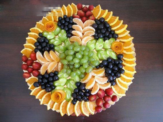 Cách cắt tỉa và trang trí hoa quả này không chỉ làm đẹp cho mâm cỗ trông trăng của gia đình bạn mà còn kích thích vị giác của những đứa trẻ.