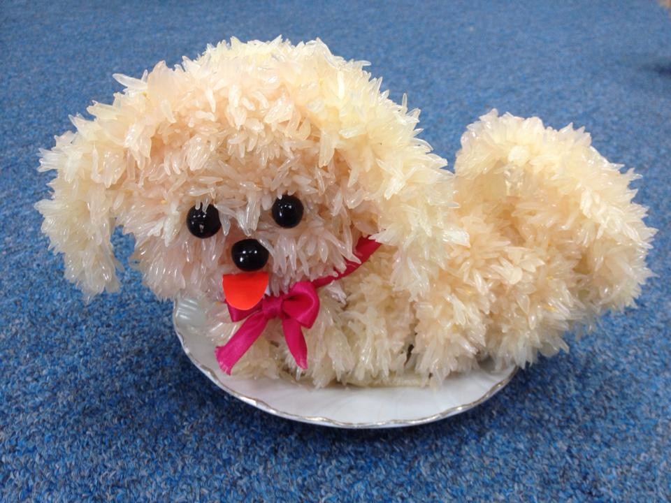 Trong mâm cỗ Trung Thu hiện nay, được chú ý nhất là chú chó được làm bằng bưởi. Chú chó bằng bưởi trông vô cùng đáng yêu và giống y như thật sẽ làm cho mâm cỗ trở nên nổi bật.