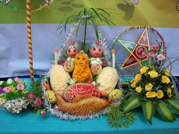 Mâm cỗ trung thu đầy đủ không thể thiếu bánh, hoa quả và cả chiếc đèn ông sao.