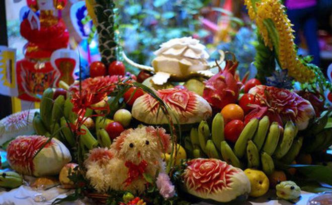 Mâm cỗ trông rất đẹp và độc đáo với các loại hoa quả được cắt tỉa công phu. Ảnh: Internet.