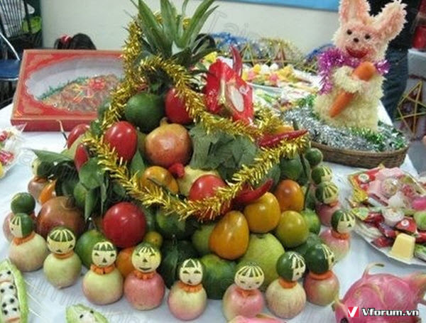 Để có mâm cỗ Trung Thu đẹp nhất, các bạn hãy chọn một chiếc bàn vuông vắn và trải khăn lên. Sau đó bạn lần lượt xếp vào đó những đĩa hoa quả đã tỉa sẵn thật cẩn thận, những loài vật siêu đáng yêu mà bạn vừa tỉa.