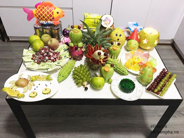 Đầu tiên bạn gọt vỏ ở phần chỏm quả lê để tạo mũi của nhím. Bạn chỉ gọt đến 1/3 chiều dài quả lê. Sau đó bạn dùng tăm để gắn những quả nho xanh vào phần chưa gọt vỏ. Mỗi que tăm gắn một quả nho và để lộ phần tăm ra ngoài. Cuối cùng bạn cắt đầu quả nho đen, bỏ phần ruột nho và gắn quả nho đen ở chóp mũi của nhím.