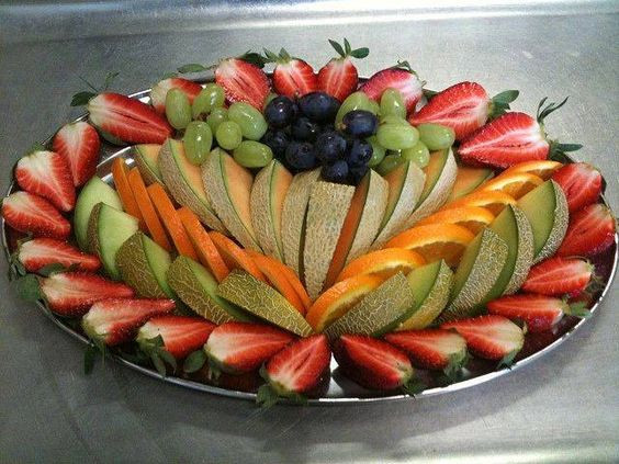 Để mâm hoa quả trung thu nhiều màu sắc, thu hút sự hấp dẫn của bé, bạn nên lựa chọn nhiều loại hoa quả với các màu sắc khác nhau.