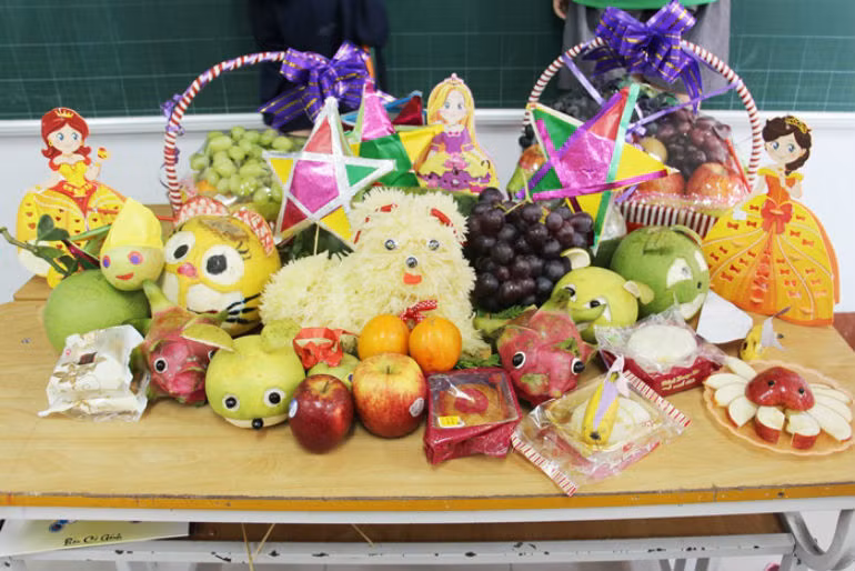 Để có được một mâm cỗ Trung thu đẹp mắt, các bạn phải biết cách bày biện các loại hoa quả, bánh trái để màu sắc đan xen nhau hài hòa nhất. Các loại hoa quả đều rất rực rỡ, nhưng chúng đều được phân ra làm màu nóng và màu lạnh. Màu lạnh mang tính âm, màu nóng mang tính dương.