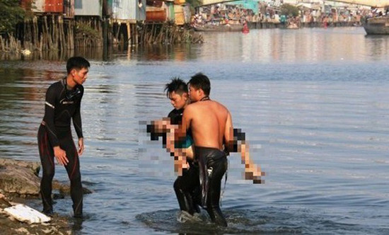 Lực lượng cứu hộ vớt một thi thể trước đó. Ảnh: C.T