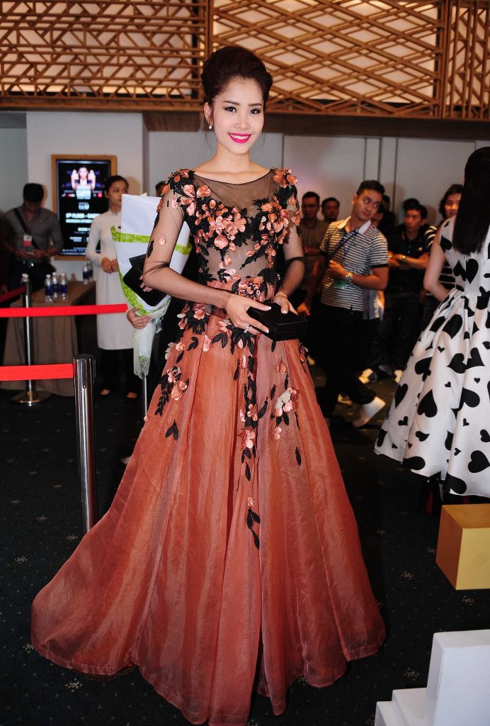 Chiếc đầm được người đẹp Nam Em lựa chọn giống váy cưới hơn là trang phục dự một sự kiện thời trang.