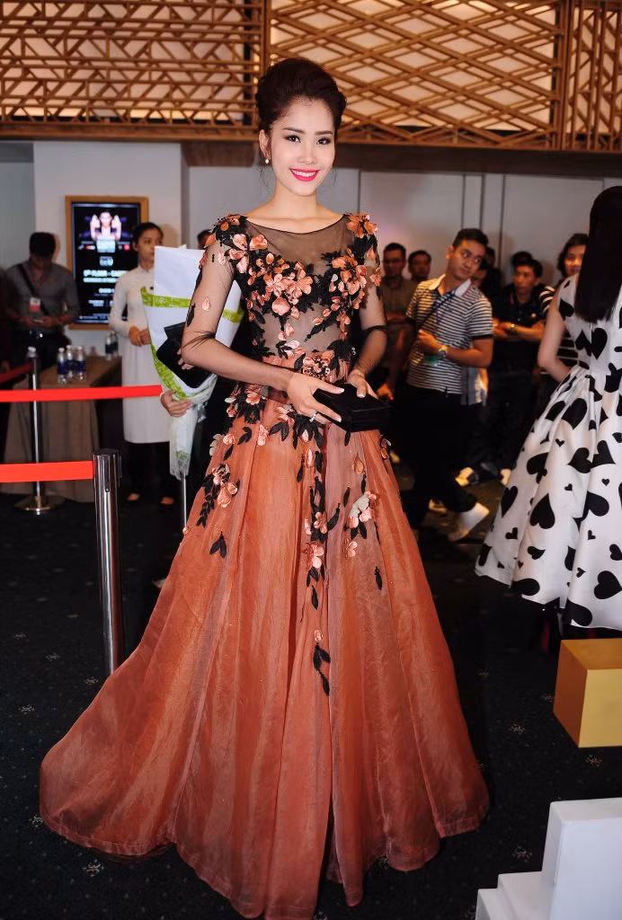 Chiếc đầm được người đẹp Nam Em lựa chọn giống váy cưới hơn là trang phục dự một sự kiện thời trang.