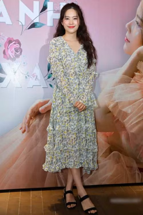 Nam Em khiến khán giả thất vọng vì vẻ ngoài xuề xoà, trang phục rườm rà, lỗi mốt. Cô mặc bộ đầm hoa kín bưng với quá nhiều bèo dún, đi cùng là đôi scandal kém sang. 