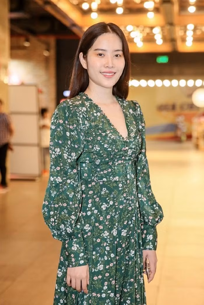 Trong buổi ra mắt sản phẩm âm nhạc mới cách đây không lâu, Nam Em đã nhận về nhiều lời chê bai với phong cách già nua thiếu tinh tế. Bộ váy xanh hoa nhí với phom dáng rộng cùng chi tiết tay bồng càng làm tăng độ luộm thuộm cho phong cách của cô nàng. Bên cạnh đó, lối trang điểm khó hiểu cùng với kiểu tóc bù xù càng khiến cho tổng thể của người đẹp này thiếu đi sự chỉn chu cần thiết.