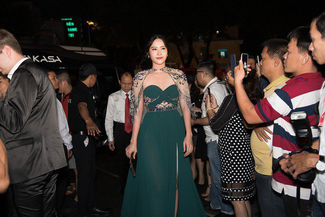 Xuất hiện tại thảm đỏ chung kết Hoa hậu Việt Nam 2018 tối 16/9, Nam Em gây bất ngờ và chiếm nhiều sự chú ý của truyền thông khi có ngoại hình hơi mũm mĩm hơn trước.