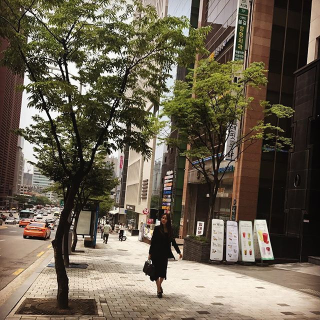 Nam Em trông già dặn với bộ đầm màu đen từ đầu đến chân.