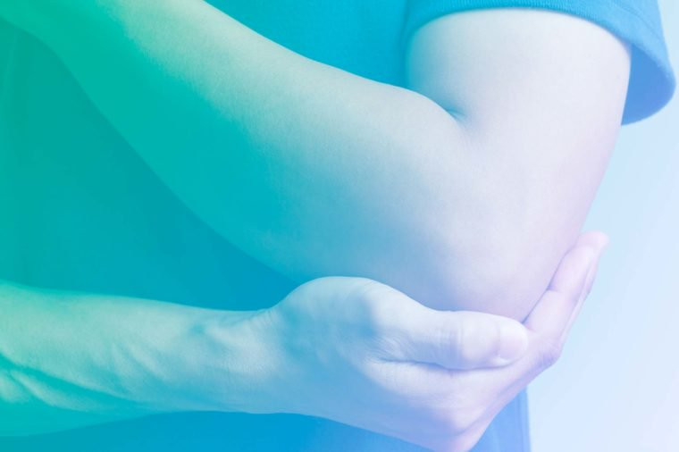 Cảm giác đau nhức: Đây là dấu hiệu sớm của bệnh gout mà bạn không nên bỏ qua. Đặc biệt, cảm giác đau xuất hiện tại vùng bàn tay và bàn chân.